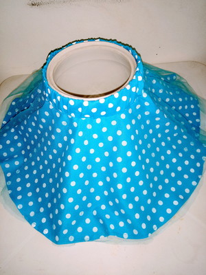 Saia infantil azul com bolas branca.