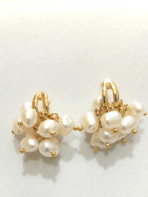 Brinco semi joia com pérolas de água doce.