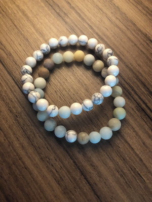 Pulseira de pedras naturais amazonita e howlita branca