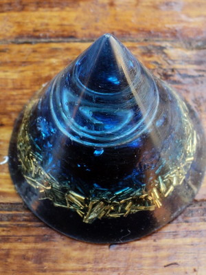 Cone de orgonite azul m com turmalina negra