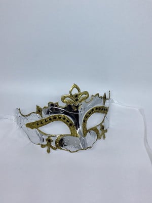 Máscara cor prata decorada (pedrinhas preta)