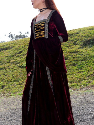 Traje vestido medieval mangas flair rodado veludo longo