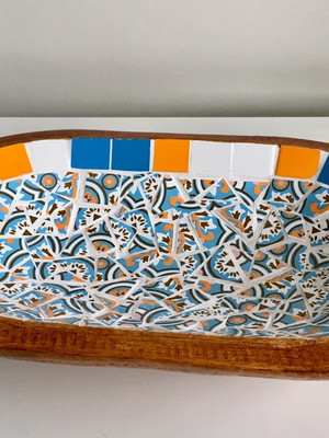 Gamela em mosaico de azulejo sobre madeira