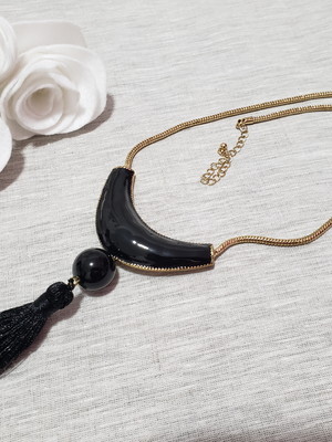 Colar dourado com pedra ônix e tassel