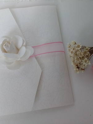 Convite com rosa e fita organza