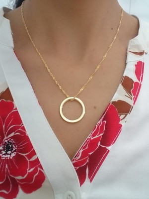 Colar delicado feminino