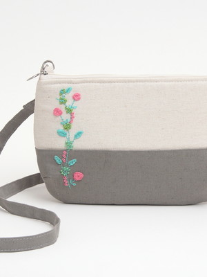 Bolsa de linho bordada à mão