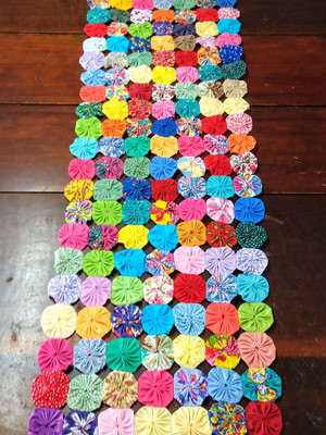 Caminho de mesa de fuxico 1,20m x 0,40m tecido triconline