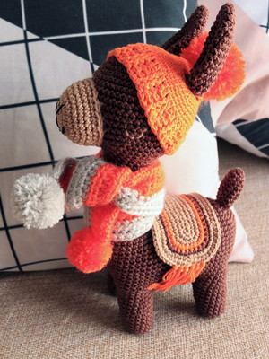Brinquedo de crochê - lhama amigurumi com cachecol e touca
