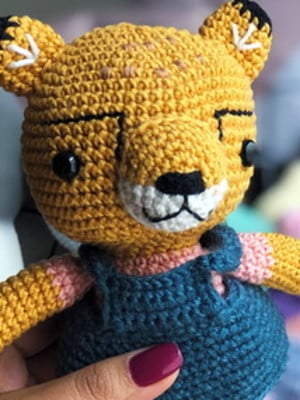 Brinquedo de crochê - tigresa amigurumi com roupinha