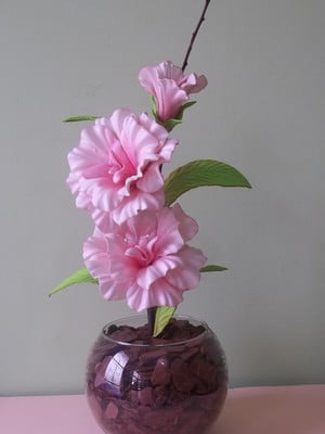Arranjo com flores artificiais