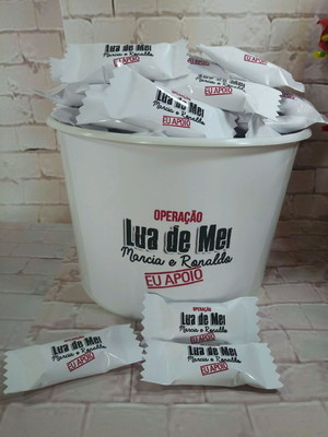 Balde com 100 balas personalizadas - operação lua de mel