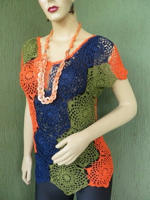 Blusa de crochê tricolor