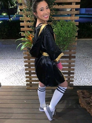 1 robe de cetim com touca