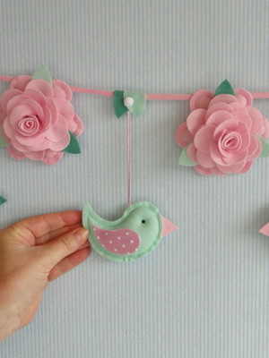 Varal cordão berço bebê flor passarinho rosa verde feltro