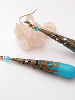 Brinco ouro velho com jade azul e cristal
