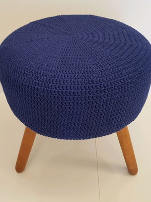 Puff alto com capa em crochê liso azul escuro