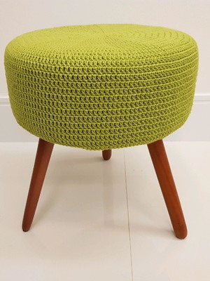 Puff alto com capa em crochê liso verde pistache