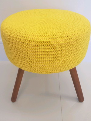 Puff alto com capa em crochê liso amarelo