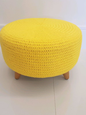Puff baixo com capa em crochê liso amarelo