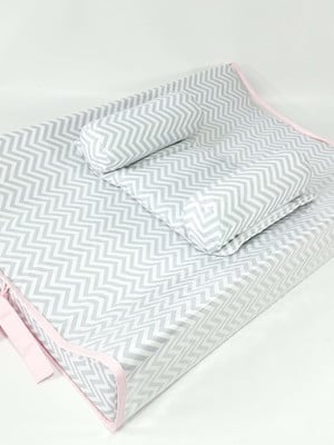 Trocador americano e rolinho segura bebê zigzag cinza e rosa
