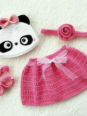 Roupinha de ursinho panda de crochê