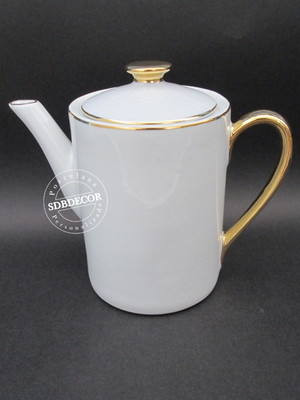 Bule de porcelana com filete de ouro