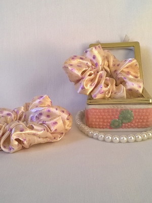 Scrunchie basico de cetim estampado (florzinhas)