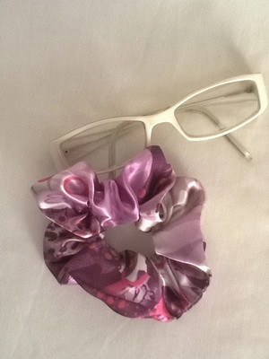 Scrunchie basico de cetim estampado (lilas)