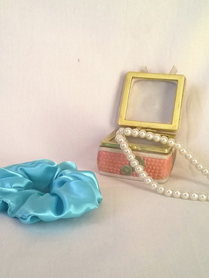 Scrunchie cetim básico (azul piscina)