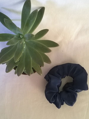 Scrunchie cetim básico (azul escuro)