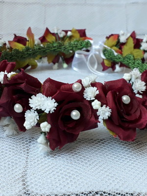 Coroa de flores marsala com gipsofhilas e pérolas. .