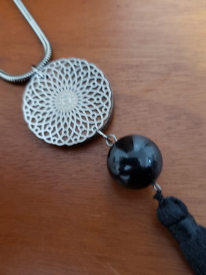 Colar grafite com pedra ônix e tassel