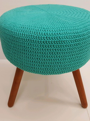Puff alto com capa em crochê liso verde tifanny