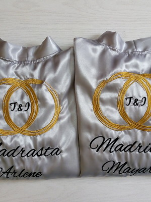 2 uni robe de cetim bordado