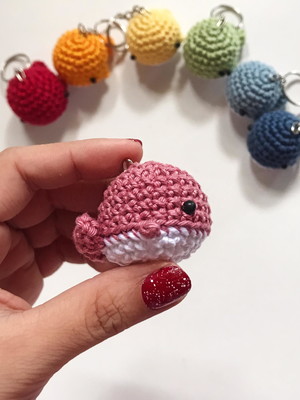 Chaveiro de baleia em crochê - lembrancinha