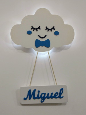 Nuvem com luz de led e plaquinha com nome do bebe