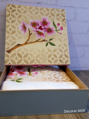 Caixa decorada com toalha