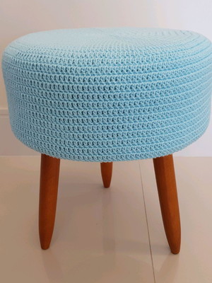 Puff alto com capa em crochê liso azul claro