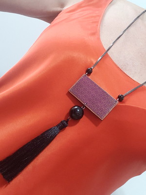 Colar grafite com pedra ônix e tassel