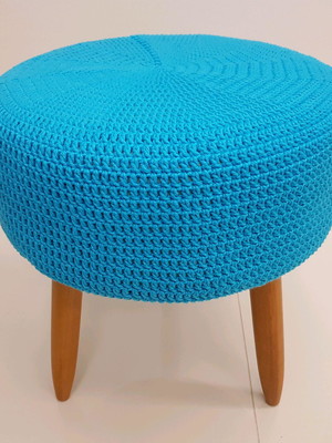 Puff alto com capa em crochê liso azul turquesa