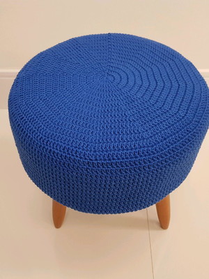 Puff alto com capa em crochê liso azul bic/royal