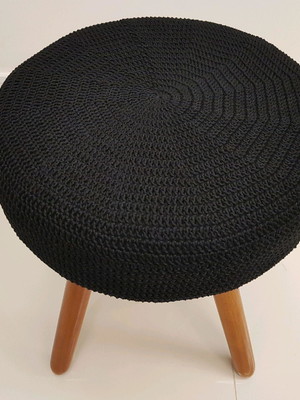 Puff alto com capa em crochê liso preto