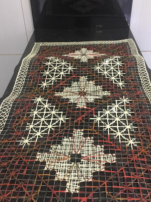 Trilho de mesa em renda de filé