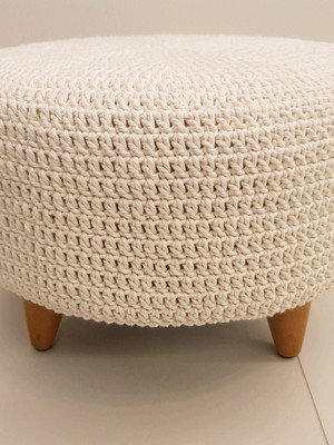 Puff baixo com capa em crochê liso cru