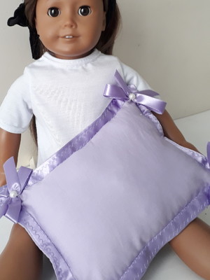 Almofada lilás com fita