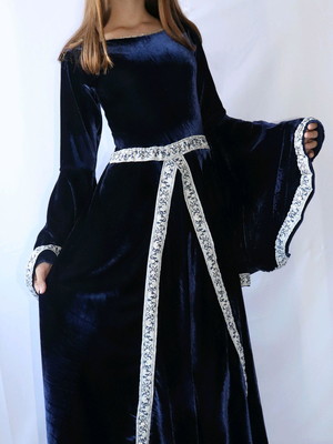 Vestido azul veludo luxuoso medieval celta