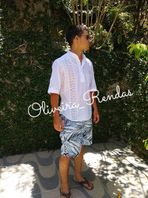 Camisa masculina com detalhe de renda renascença