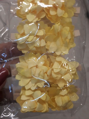 8 mini pregadores de madeira com flores de papel.