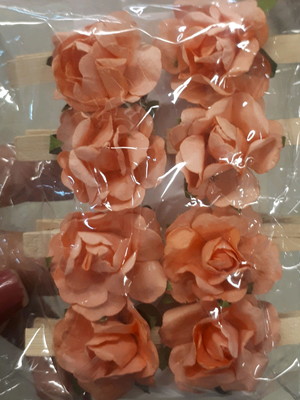 8 mini pregadores de madeira com flores de papel.